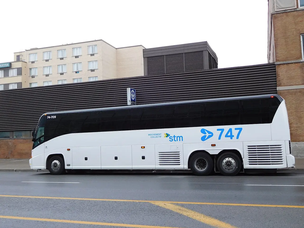 Passengers boarding an STM 747 bus at a stop near Montreal-Trudeau airport