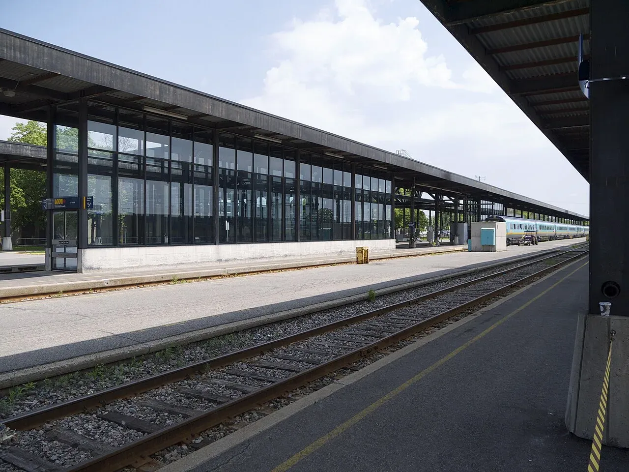 Exterior of Ottawa railway station with glass canopy and taxi area