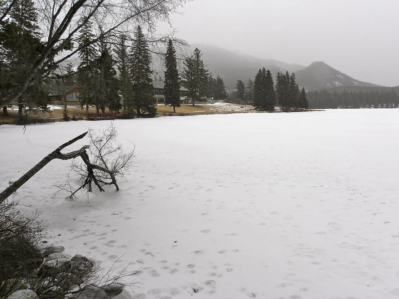 The Fairmont Jasper Park Lodge building beside Lac Beauvert in Jasper National Park