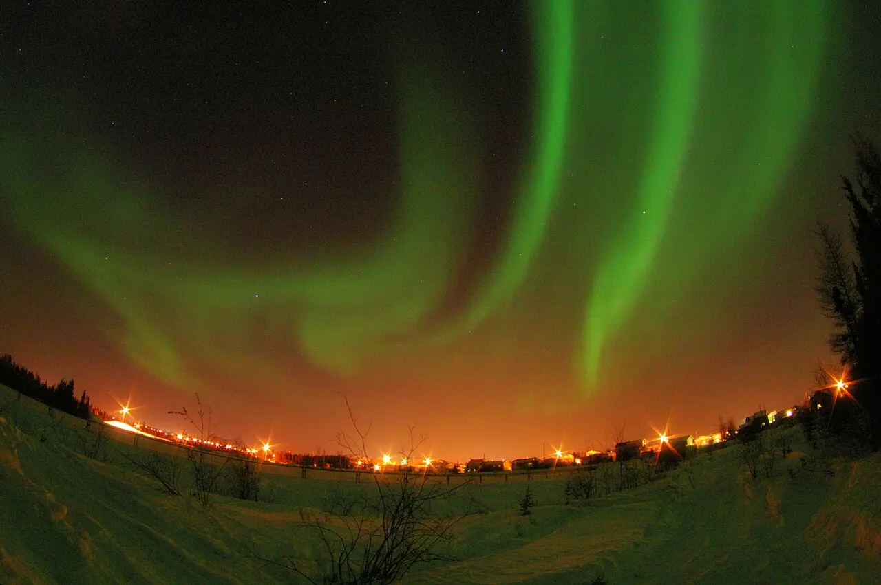 Broad green northern lights arc across the sky near Yellowknife